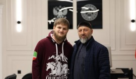 Ахмат Кадыров передал денежные средства от РОФ им. А.-Х. Кадырова тренеру сгоревшего спортзала