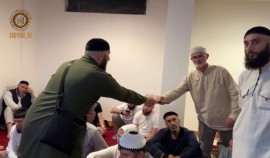 РОФ им. А.-X. Кадырова оказал финансовую помощь паломникам, которым ранее оплатил путевки в хадж
