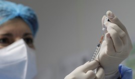 В мире вакцину от коронавируса получило больше 101 млн человек