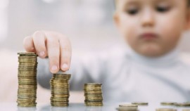 С 1 июля малообеспеченные одинокие родители РФ смогут получить пособие на детей от 8 до 17 лет