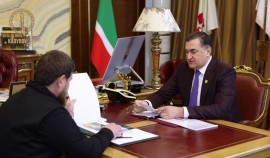 Рамзан Кадыров провел рабочую встречу с управляющим Отделением СФР по ЧР Мохмад-Эми Ахмадовым| грозный, чгтрк