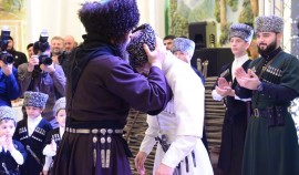 Рамзан Кадыров рассказал о древнем обычае чеченцев - повязывания пояса с кинжалом и вручения папахи