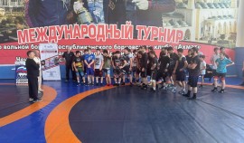 Мастера вольной борьбы провели занятие для участников марафона «Сила России» в Грозном