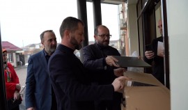 Хож-Бауди Дааев передал руководителям школ ЧР 100 ноутбуков для подготовки к ГИА и ЕГЭ| грозный, чгтрк