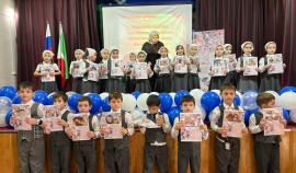 Школьники Аргунского округа поздравили мам яркой праздничной программой