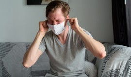 Заложенность ушей является одним из симптомов COVID-19