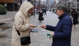 «Единая Россия» провела акцию по раздаче брошюр с текстом Конституции Чеченской Республики