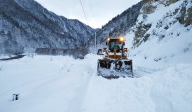 В горах ЧР расчистили полосу временно закрытой автодороги на Кезеной-Ам