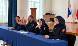 Полицейские напомнили детям о мерах безопасности в период осенних каникул| грозный, чгтрк