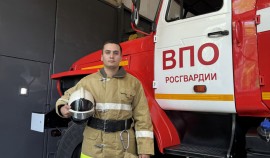Росгвардеец помог спасателям оперативно потушить горящий дом в Грозном