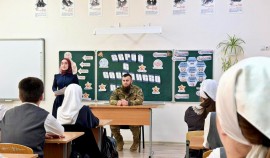 Специалист ОМОН «АХМАТ-Грозный» рассказал школьникам о службе и героизме защитников Отечества