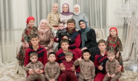 Айшат Кадырова пригласила семью на ифтар