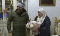 Рамзан Кадыров поздравил с праздником свою маму Аймани Несиевну