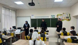 В селе Нагорное полицейские и богослов пообщались со школьниками| грозный, чгтрк