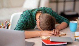 Ученые раскрыли опасные последствия недостатка сна| грозный, чгтрк