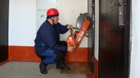 Спасатели открыли дверь в квартире, где были заблокированы дети