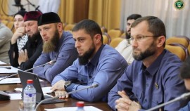 Ахмед Дудаев принял участие в совещании под руководством премьер-министра ЧР Муслима Хучиева