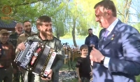 Рамзану Кадырову подарили тульские пряники и тульскую гармонь 