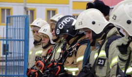 В Грозном сотрудники МЧС провели пожарно-тактическое занятие в общеобразовательной школе