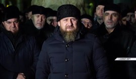 Рамзан Кадыров вместе с соратниками посетил кладбище Ахмата-Хаджи Кадырова