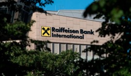 Raiffeisen летом начнет сокращать бизнес в России