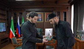 Хас-Магомед Кадыров вручил медали героя ЧР семьям погибших участников СВО