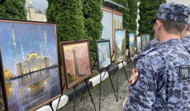 В Веденском полку прошла выставка к 75-летию Ахмата-Хаджи Кадырова и Дню Государственного флага РФ