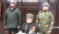 Сотрудники Росгвардии навестили ветерана ВОВ из селения Толстой-Юрт