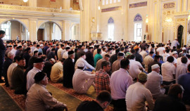 В центральной мечети Грозного собрались тысячи верующих