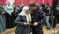 Рамзан Кадыров вручил сертификаты на улучшение жилищных условий семьям погибших правоохранителей