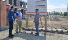 Активисты проверили ход строительства спорткомплекса в Наурском районе