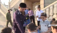 Рамзан Кадыров: Мне очень приятно видеть детей во дворе, которые пришли поздравить с Ид аль-Фитр