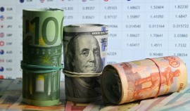 Россияне впервые сократили все валютные вклады