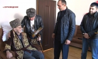 Диплом «Почетного жителя Сунженского района» вручили долгожителю Саламу Чадаеву