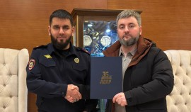 Депутат Казбек Мажиев наградил отличившихся сотрудников МВД в их профессиональный праздник