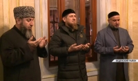 Глава Чечни посетил зиярт Шейха Ташу-Хаджи в Саясане