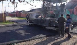 В Грозном асфальтируют дорогу к школе №64 на Садовой улице