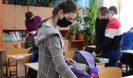 Министерство просвещения не планирует требовать от учеников обязательно носить маски в зданиях школ