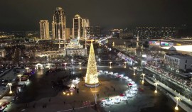 На центральной площади Грозного торжественно зажгли огни на главной новогодней ёлке| грозный, чгтрк