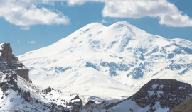 30 спасателей участвуют в поисках пропавшего на Эльбрусе сноубордиста
