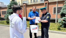 Активисты «Молодой Гвардии» и Волонтёрская Рота поздравили пограничников с праздником