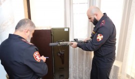 Сотрудники Управления Росгвардии по ЧР проверяют условия хранения гражданского оружия