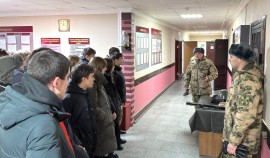 В Грозном росгвардейцы провели День открытых дверей для кадет и школьников