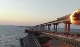 На Крымском мосту взорвали грузовой автомобиль