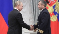 Владимир Путин вручил звезды Героев России летчикам, посадившим аварийный A321 на кукурузное поле