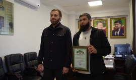 Жителя Грозного наградили за ремонт автобусной остановки