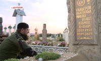 Рамзан Кадыров вместе с соратниками побывал на  кладбище в селении Центарой