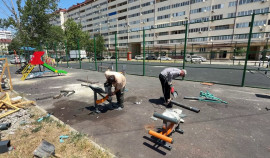В рамках массовых субботников в Грозном обновляют спортивные и детские площадки