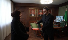 Семья Магомаевых получила ключи от новой квартиры по итогам прямой линии Рамзана Кадырова| грозный, чгтрк