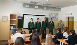 Курсанты из Санкт-Петербурга провели занятие для учеников Грозненской школы Росгвардии